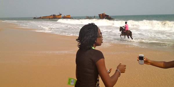 Training journalists on Lekki Beach, Nigeria. Credit: Adam Thomas CC BY-NC-SA