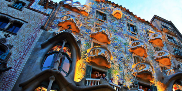 By Christine Zenino from Chicago, US (Gaudi's Barcelona Uploaded by russavia) [CC-BY-2.0 (http://creativecommons.org/licenses/by/2.0)], via Wikimedia Commons 600 x 423