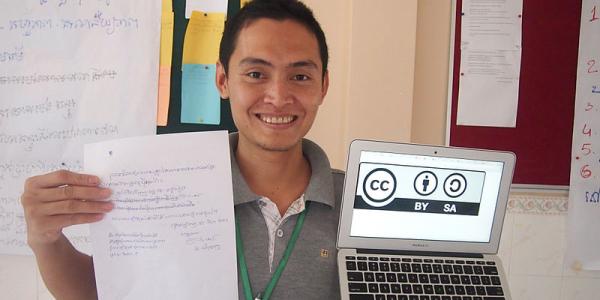 Discussing Creative Commons licensing in Khmer I Photo by Cobi (CC BY SA)